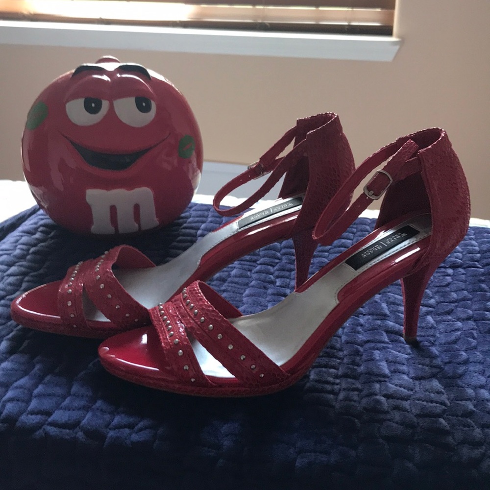 Eye catching gorgeous little heels 👠